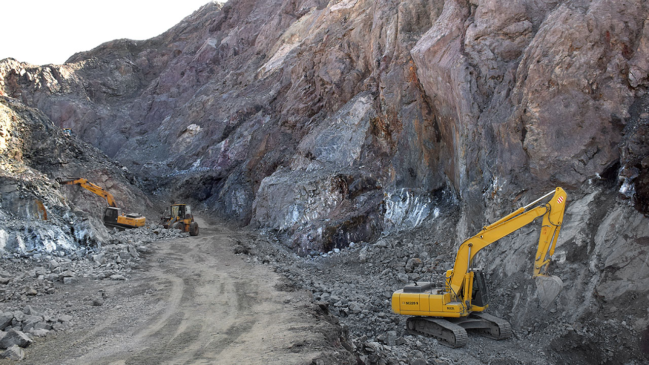  ماشین آلات سنگین در حال کار در معدن باغ قره